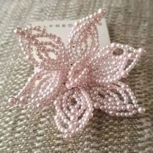 Flower  seaded brooche